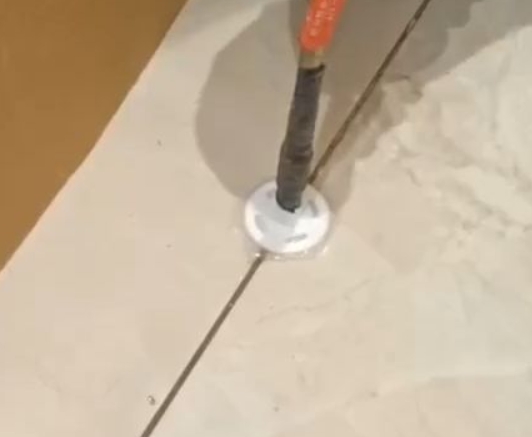 甘谷瓷砖空鼓维修公司专业解答瓷砖在铺贴过程中，如果没有涂抹均匀到位的粘结材料（如水泥砂浆或瓷砖胶），可能会导致以下问题