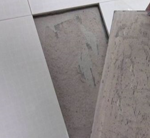 甘谷瓷砖空鼓维修公司分享瓷砖铺贴时如果打浆（即涂抹在瓷砖背面和基层上的砂浆或瓷砖胶）过少，会带来以下问题